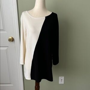 Chico's Cream/Black color block Knit Tunic Top
.
Chico’s size 1 (Medium)